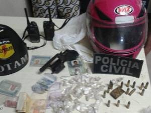 Mais de 50 papelotes de cocaína e um revólver calibre 38 foram apreendidos.  Salinas (Foto: Divulgação/ Polícia Civil)