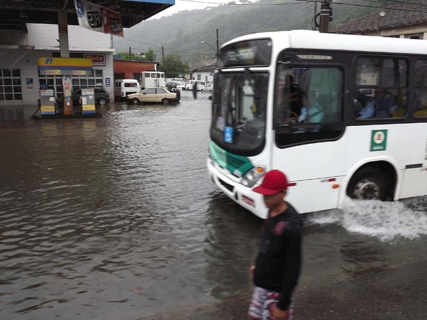 Motoristas e pedestres enfrentam ruas alagadas em Santos, SP (Foto: Ivair Vieira Jr/G1)