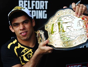 Renan Barão, UFC autógrafos (Foto: Marcos Ribolli / Globoesporte.com)