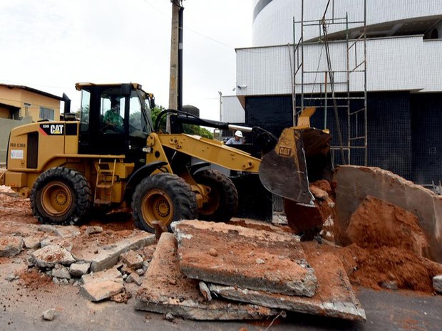 PRefeitura demole calçada irregular no bairro Ponta da Areia, em São Luís (Foto: Divulgação / Maurício Alexandre)