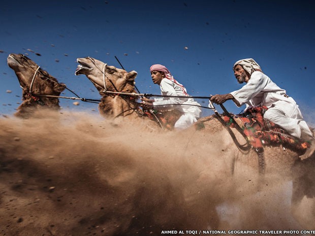 3) A terceira colocada, “Camel Ardah”, de Ahmed Al Toqi, de Muscat, Omã, captura um forte momento durante uma tradicional corrida de camelo. (Foto: Ahmed Al Toqi/National Geographic Traveler Photo Contest)