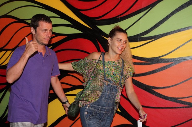 Carolina Dieckmann e o marido, Tiago Worcman, em show no Rio (Foto: Marcello Sá Barreto/ Ag. News)