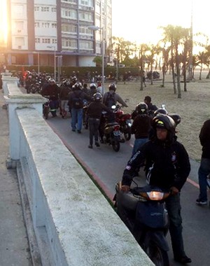 Protesto fecha acesso a Santos e bloqueia pista da Anchieta em SP (Bruno Gutierrez / G1)
