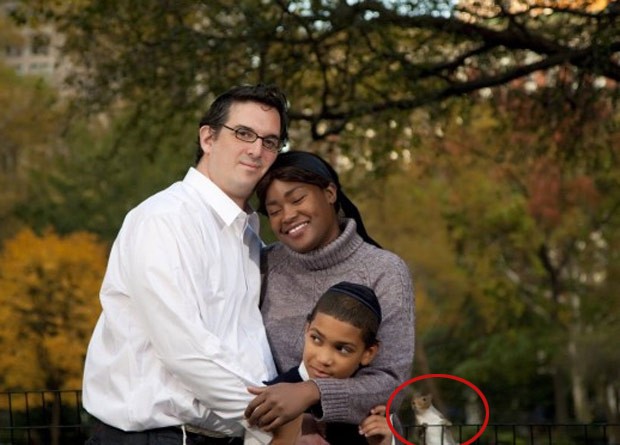 Esquilo protagonizou 'photobomb' hilário ao invadir foto de família (Foto: Reprodução/Facebook/Awkward Family Photos)