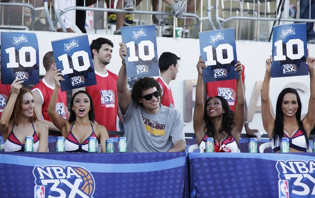 Varejão dá nota para enterradas no NBA 3X (Foto: Gaspar Nobrega / Inovafoto / Divulgação)