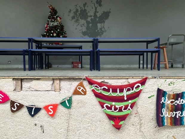 Estudanteos enfeitaram o palco da escola para o Natal e montaram mesa para fazer a ceia (Foto: Gabriela Gonçalves/G1)