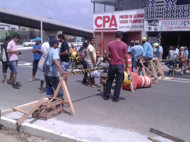 Trabalhadores da construção bloqueiam via de acesso à Avenida IV Centenário (Foto: Divulgação/Francisco de Assis)