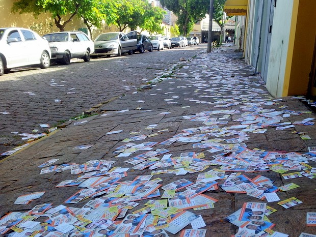 Resultado de imagem para santinhos na rua