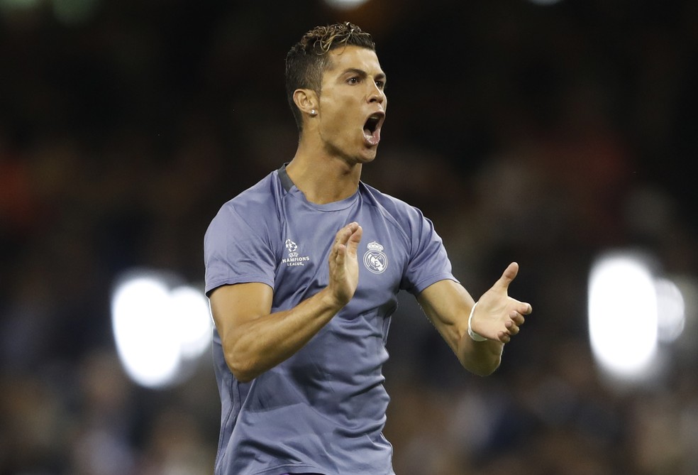 Cristiano Ronaldo é envolvido em rumores de transferências, mesmo aos 32 anos (Foto: Reuters)