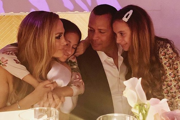 Jennifer Lopez com Alex Rodriguez e filhas (Foto: Reprodução/Instagram)
