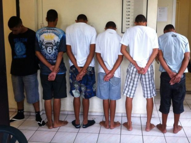 Cinco menores foram apreendidos e um maior de idade foi preso (Foto: Renan Fiuza / TV Tribuna)