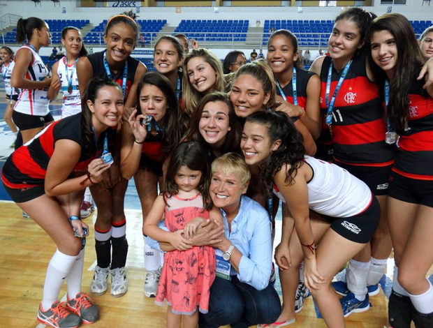 Time infantil de vôlei do Flamengo, com Sasha e Xuxa (Foto: Skylo/Melhor do Vôlei)