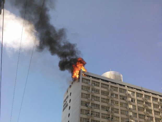 Fogo atingiu cobertura de hotel; não há registro de pessoas feridas (Foto: Dennys Freire/VC no G1)