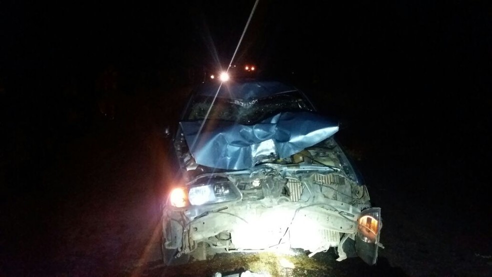 Parte do carro ficou destruída após o acidente na BR-423 em Iati (Foto: Divulgação/PRF)