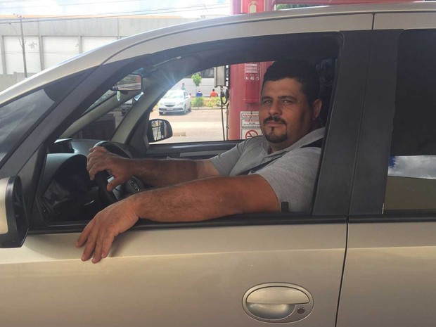 Motorista que verificou queda no preço do litro da gasolina comum em postos do DF (Foto: Jéssica Nascimento/G1) Motorista que verificou queda no preço do litro da gasolina comum em postos do DF (Foto: Jéssica Nascimento/G1)