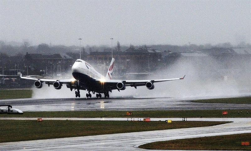 Avião da British Airlines decola em pista molhada do Aeroporto de  Heathrow, em Londres, na Inglaterra