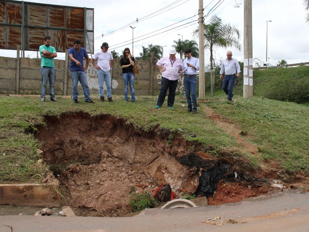 Buraco na entrada de Vicente Pires, região administrativa do Distrito Federal, provocado por chuva (Foto: Vianey Bentes/TV Globo)