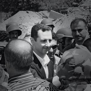 TIRANO Assad visita as tropas sírias que massacraram rebeldes em Daraa, um subúrbio da capital, Damasco (Foto: AFP)
