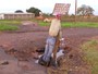 Espantalho sinaliza buraco em via pública em Campo Grande