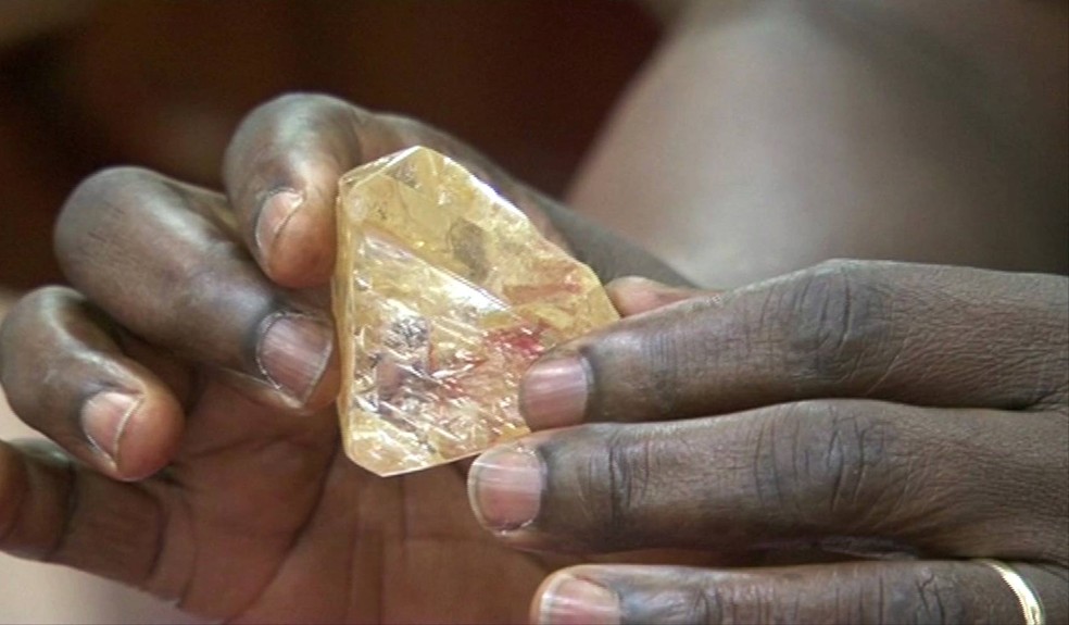 Pastor encontrou diamante de mais de 700 quilates em Serra Leoa (Foto: SLBC via AP)