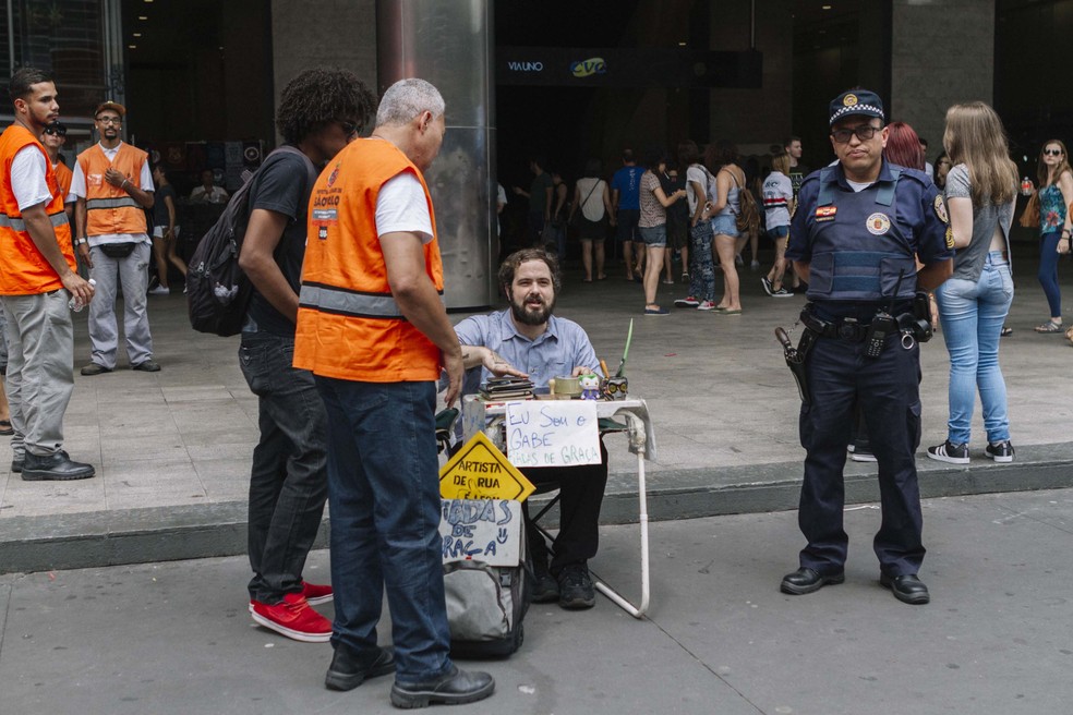 Artistas de rua foram abordados por equipe de remoção da Prefeitura durante operação Cidade Linda (Foto: Guilherme Stutz/Futura Press/Estadão Conteúdo)