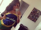 Andressa Ferreira posta foto enrolada na bandeira do Brasil