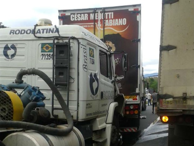 Batida aconteceu com dois caminhões e um carro (Foto: Wellington Salles)