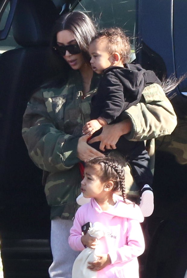 X17 - Kim Kardashian com os filhos, North West e Saint West, em Los Angeles, nos Estados Unidos (Foto: X17online/ Agência)
