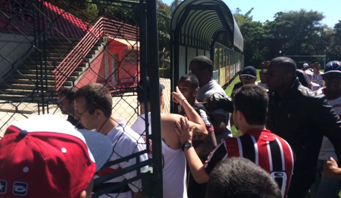 Wesley sofre com protesto da torcida do São Paulo (Foto: Marcelo Hazan)