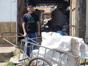 João carrega os materiais em um carrinho pelas ruas de Teresina (Foto: Fernando Brito/G1)