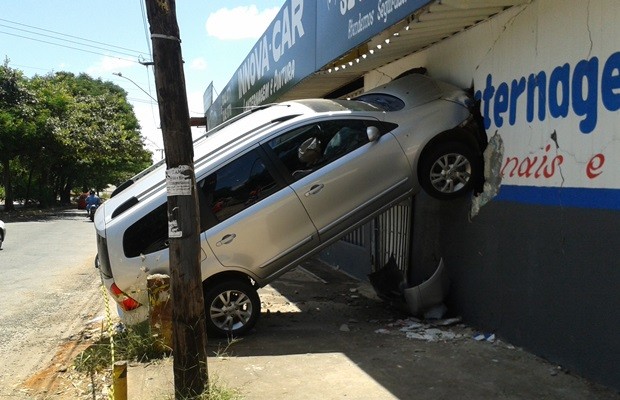 Veículo atingiu parede de oficina mecânica, no Jardim Bela Vista (Foto: Elisângela Nascimento/G1)
