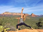 Gisele Bündchen posta foto fazendo  ioga em viagem ao Arizona