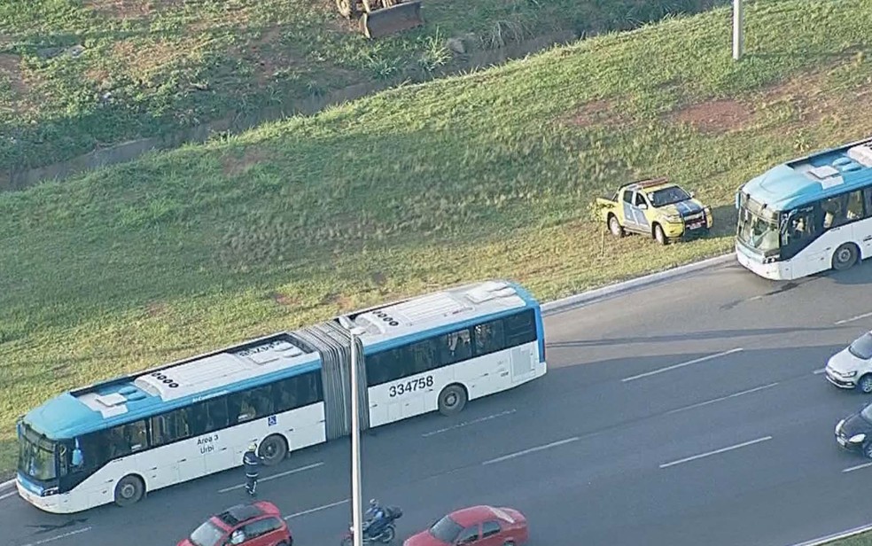Ônibus que colidiram fora da pista não atrapalham trânsito (Foto: Reprodução/TV Globo)