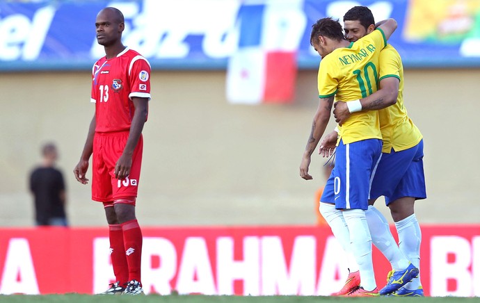 Hulk e Neymar comemoração amistoso Brasil x Panamá (Foto: Mowa Press)