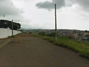 Travesti é encontrado morto com corte no pescoço em Atibaia, SP (Foto: Reprodução/Google Street View)