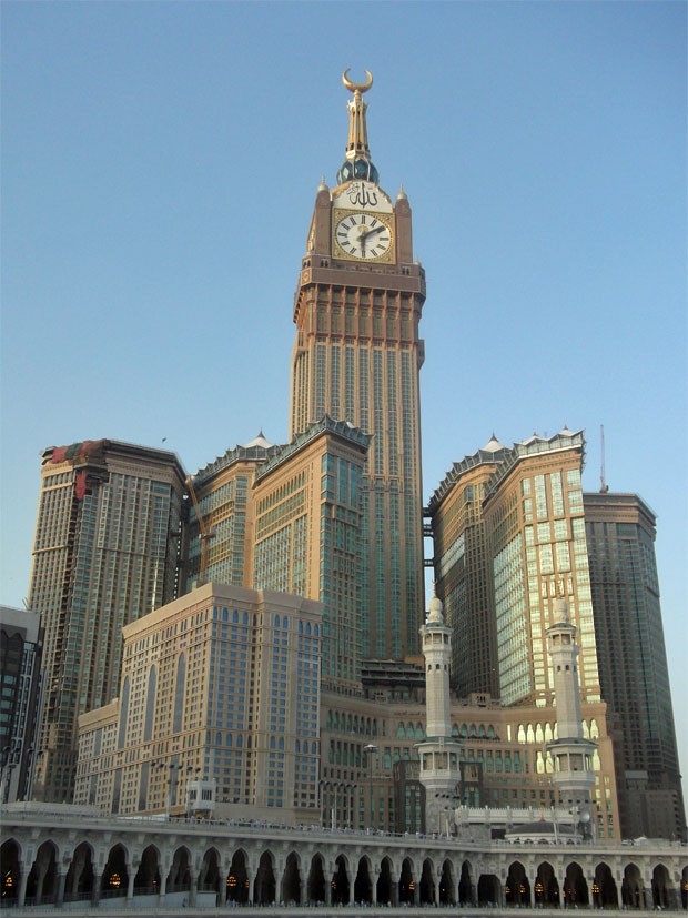O complexo do hotel visto a partir da mesquita Masjid al-Haram. (Foto: King Eliot/Creative Commons)