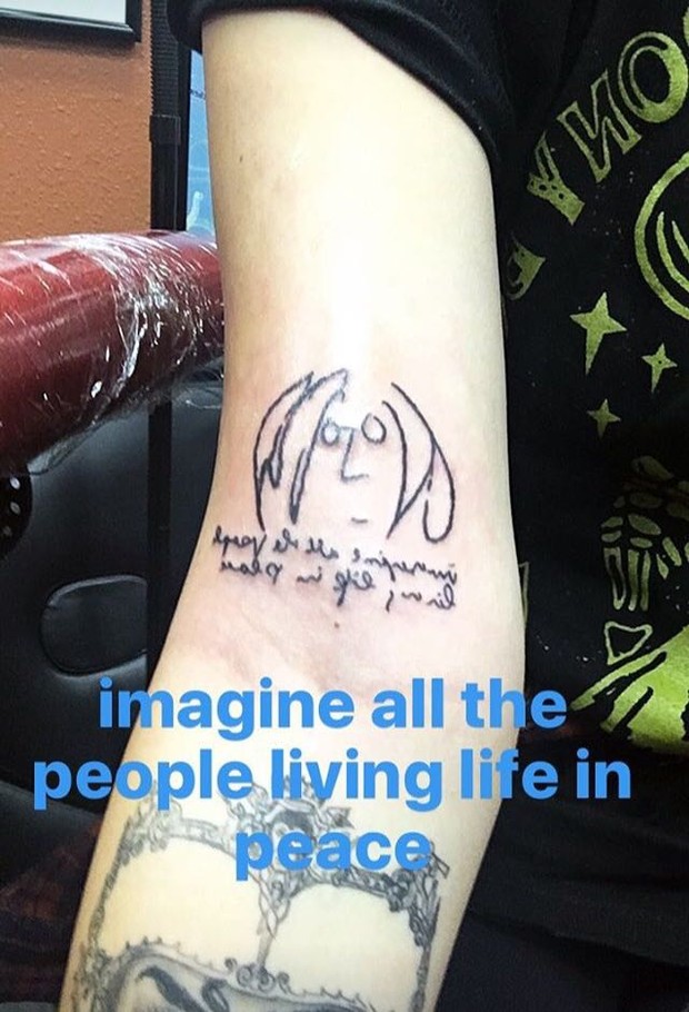 Paris Jackson faz nova tatuagem e homenageia John Lennon na pele (Foto: Reprodução do Instagram)