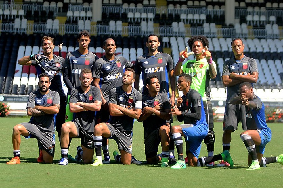 Time vencedor do rachão posa após o treino: volante Douglas se arriscou de goleiro (Foto: Paulo Fernandes/Vasco da Gama)
