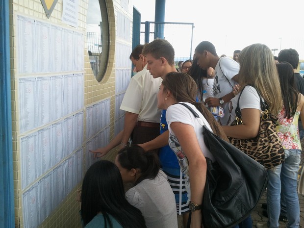 Estudantes consultam lista com número das salas fuvest (Foto: Natália de Oliveira / G1)