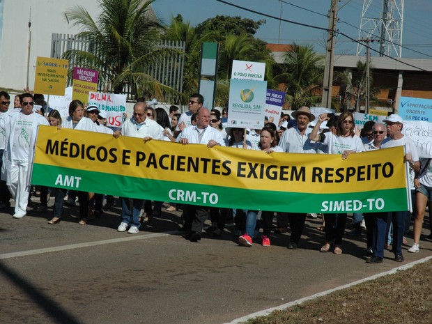 Médicos fazem manifestação pelas ruas de Palmas (Foto: Aurielly Painkow/CRM-TO)