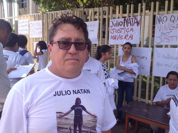 Pai foi para frente do Fórum de Macapá pedir permanência da menor infratora (Foto: Abinoan Santiago/G1)