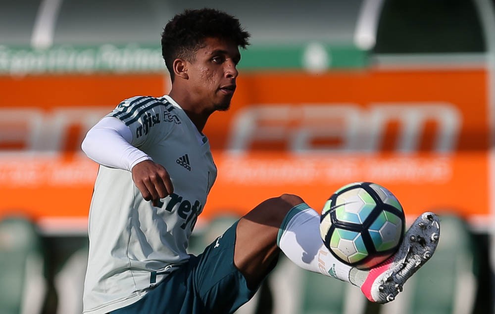  Barcelona tem interesse e sai na frente por empréstimo de Vitinho, do Palmeiras