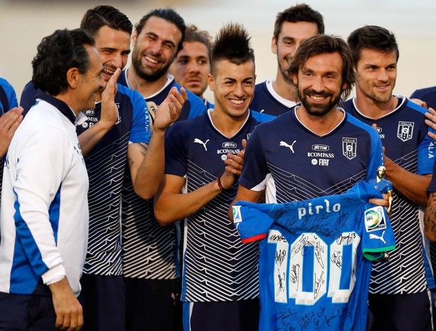 Pirlo camisa 100 Itália (Foto: Reuters)