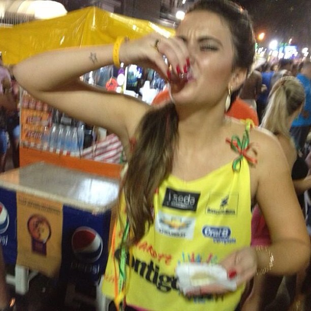 Ex-BBB Laisa vira copo de bebida no carnaval de Salvador (Foto: Instagram)