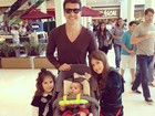 Rodrigo Faro curte domingo em shopping com a família