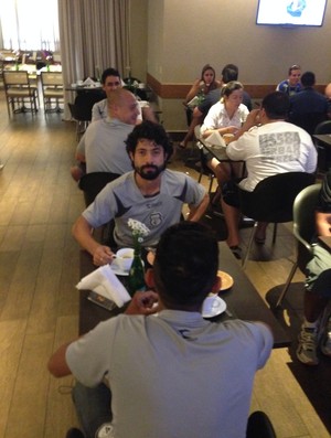 Jogadores do Treze tomando café da manhã no hotel em Goiânia (Foto: Silas Batista / Globoesporte.com/pb)