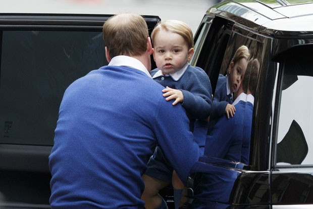 O príncipe William tira seu filho, o príncipe George, do carro ao chegar a hospital para visitar sua segunda filha (Foto: Tim Ireland/AP)