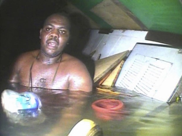 Harrison Odjegba Okene no momento em que foi resgatado, em imagem feita por um mergulhador que o encontrou (Foto: DCN Diving/AP Photo)