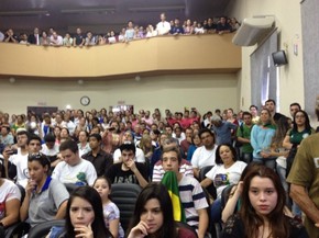 População lotou a Câmara Municipal de Santo Antônio da Platina (Foto: Wilson Kirsche/RPC)