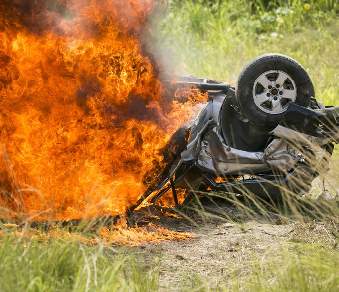 O carro explode logo em seguida (Foto: Raphael Dias/Gshow)